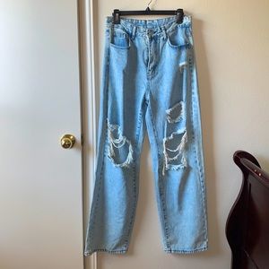 LIGHT WASH RIPPED JEANS